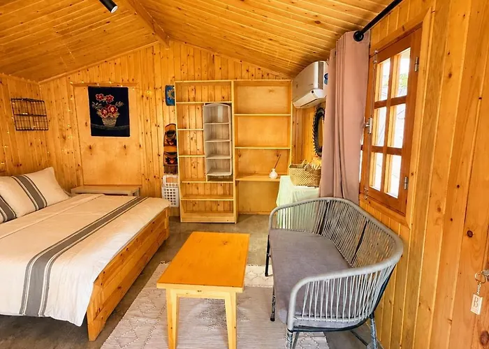 Деревянный коттедж Bedro Guest House Wooden Cabin 30 Sec Beach